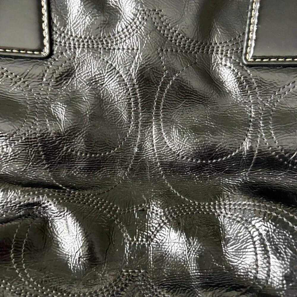 Coach Black Patent Leather Double Side Pockets Kiss Lock Closure luxury Chic